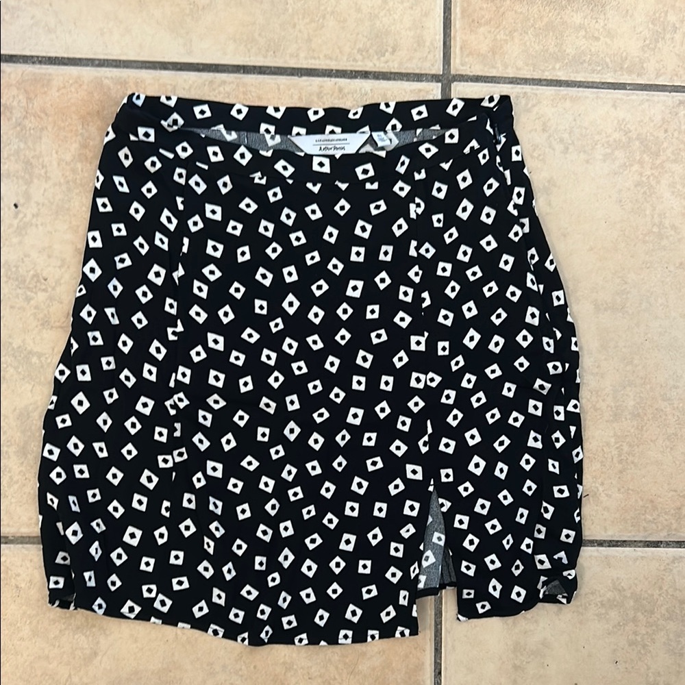 Chic Black and White Patterned Skirt